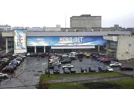 I dette teatret i Moskva holdes gislene av de tsjetsjenske opprørerne. Foto: Reuters
