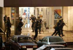 Russiske spesialstyrker på vei inn i teateret i natt. (Foto Sergei Karpukhin/reuters) Russiske spesialstyrker på vei inn i teateret i natt. (Foto Sergei Karpukhin/reuters)