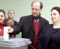 Ibrahim Rugova avgir stemme i Pristina lørdag. (Foto: Hazir Reka/reuters)