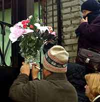 En slektning skriver hilsen til et tidligere gissel som er innlagt på sykehus i Moskva. Foto: Vasily Fedosenko , Reuters En slektning skriver hilsen til et tidligere gissel som er innlagt på sykehus i Moskva. Foto: Vasily Fedosenko , Reuters