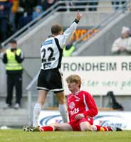 Harald M. Brattbakk etter han har satt inn 3-0 til RBK mens Branns Geirmund Brendesæter sitter oppgitt på baken. (Foto: Gorm Kallestad / SCANPIX)