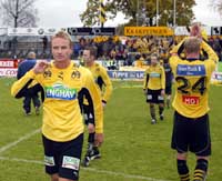 Spillende mossetrener Rune Tangen (t.venstre) forlater Melløs Stadion i Moss etter tapet for Stabæk og dermed påfølgende nedrykk. (Foto: Knut Falch /scanpix)