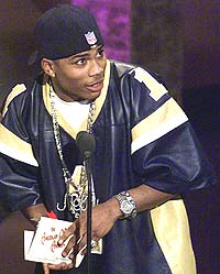 Rap-artisten Nelly holder stand. Foto: Newsmakers. Rap-artisten Nelly holder stand. Foto: Newsmakers.