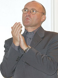 Phil Collins - snart døv? Foto: Robert Mora / Getty Images. Phil Collins - snart døv? Foto: Robert Mora / Getty Images.