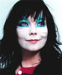 Moren til Björk (bildet) har sultestreiket i tre uker i protest mot et fabrikkanlegg i den vakre islandske naturen. Foto: Universal / NTB PLUSS.