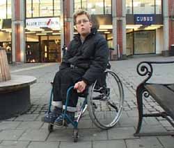 Her i Skien sentrum ble Joakim Lindefjeld fjernet fra rullestolen.