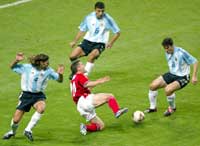 Michael Owen faller og får en billig straffe mot Argentina under sommerens fotball-VM.