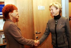 Forsvarskomiteens leder Marit Nybakk (t.h.) tok imot forsvarsminister Kristin Krohn Devold til et møte på Stortinget tidligere denne måneden. (Foto: Heiko Junge, Scanpix)
