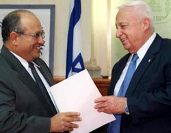 Mossad-leder Meir Dagan i hyggelig passiar med Israels statsminister Ariel Sharon. (Arkivfoto)