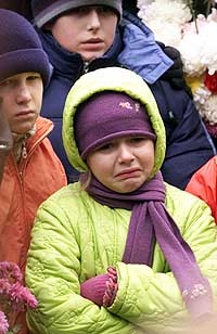 Tårene trillet nedover kinnet på ei ung russisk jente som deltok i begravelsen til de to barneskuespillerne Arseny Kurilenko (13) og Kristina Kurbatova (13) onsdag. (Foto: Reuters)