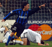 Alvaro Recoba jubler etter å ha scoret 1-0 (Foto: Reuters) Alvaro Recoba jubler etter å ha scoret 1-0 (Foto: Reuters)