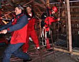 Redningsmennene i Norsk Luftambulanse hadde torsdag redningsøvelser på gården Sjåstad i Hemsedal. Realistiske øvelser både i tårnsilo og i en gammeldags låvesilo. Foto: Gunnar Grimstveit. Redningsmennene i Norsk Luftambulanse hadde torsdag redningsøvelser på gården Sjåstad i Hemsedal. Realistiske øvelser både i tårnsilo og i en gammeldags låvesilo. Foto: Gunnar Grimstveit.