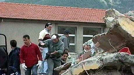 Letemannskaper går gjennom de ødelagte bygningene for å forsøke å finne flere overlevende i San Giuliano Di Puglia torsdag 30. oktober 2002. (Foto: Reuters TV)