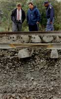 Sikkerhetsstyrker inspiserer skadene etter en bombe på en jernbanelinje (REUTERS/Juda Ngwenya) 