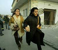To kvinner springer i sikkerhet etter dagens nye jordskjelv i Italia. (Foto: Reuters/Vincezo Pinto)