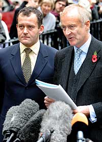 Paul Burrell (venstre) sammen med sin forsvarer Andrew Shaw utenfor rettslokalet i London i ettermiddag. (Foto: Reuters/Michael Crabtree)