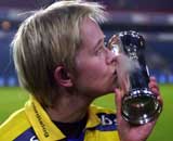 Gøril Kringen kysser kongepokalen etter cup-finaleseieren (Foto: Cornelius Poppe/Scanpix)