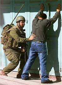 En israelsk soldat i Hebron på Vestbredden kontrollerer en palestiner. (Arkivfoto: Reuters/Scanpix)