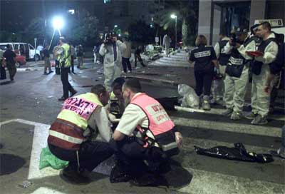 Israelsk politi ved selvmordbomberens kropp etter eksplosjonen i Kfar Saba. (Foto: Reuters/Havakuk Levison)