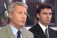 Rivaliseringen mellom Thorbjørn Jagland og Jens Stoltenberg står sentralt i boka, men lekkasjer til pressen blir dessverre bare såvidt nevnt. Rivaliseringen mellom Thorbjørn Jagland og Jens Stoltenberg står sentralt i boka, men lekkasjer til pressen blir dessverre bare såvidt nevnt.