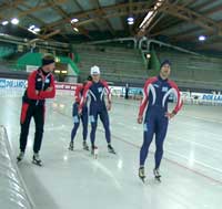 Norges nye landslagstrener forklarer hvordan løpene skal gjennomføres noen timer før starten på lørdagens løp. (Foto: Kristian Elster) Norges nye landslagstrener forklarer hvordan løpene skal gjennomføres noen timer før starten på lørdagens løp. (Foto: Kristian Elster)