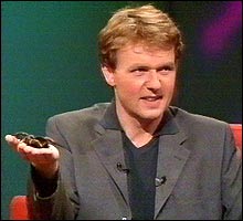 Fredrik Skavlan i sin aller frste sending med en av gjestene p hnden - en hrete edderkopp