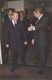 Bondevik viser Putin inn i regjeringens konferanserom (Foto: Cornelius Poppe / SCANPIX / POOL) 