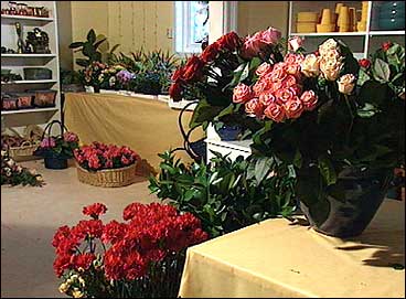 Wilberg starta frst blomsterbutikk i desse lokala p Mjmna. Seinare vart forretninga til SolGul Blomst i Eivindvik og p Hardbakke. (Foto: Stein Magne Os, NRK)