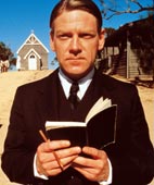 Kenneth Branagh er en innbitt og smalleppet byråkrat som jakter på jentene