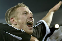 Craig Bellamy jubler på overtid. Craig Bellamy jubler på overtid.