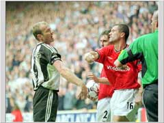 Roy Keane "dytter" til Alan Shearer under kampen 15. september 2001. (Foto: Allsport) Roy Keane "dytter" til Alan Shearer under kampen 15. september 2001. (Foto: Allsport)