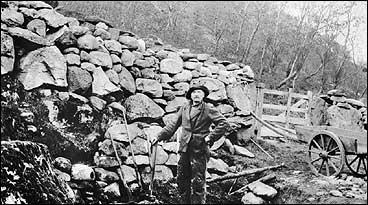 Mons E. Takle legg opp steingjerde p Midt-Takle kring 1915. (Foto  Fylkesarkivet)