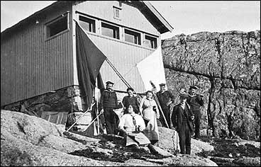 Marinegastane p vaktstasjonen p Kjerringfjellet i 1916 har ftt besk av familie og vener. (Foto  Fylkesarkivet)