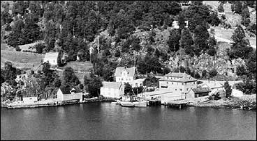 Dalsyra p 1950-talet. Det gamle meieriet og ishuset ligg til hgre. (Foto  Fylkesarkivet)