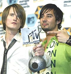 Torsdag kveld vant elektronika-duoen Röyksopp prisen for beste video under MTV Europe Music Awards. Foto: REUTERS / Gustau Nacarino.