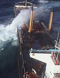 En stor bølge går over dekket på oljetankeren "Prestige" onsdag 13. november. Nå står båten i fare for å brekke i to. (Foto: Reuters/PESCA1/Xunta de Galicia)