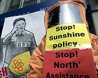 En sørkoreaner demonstrerer mot Nord-Koreas atomprogram i Seoul for to år tilbake. (Foto: Scanpix / Reuters) En sørkoreaner demonstrerer mot Nord-Koreas atomprogram i Seoul for to år tilbake. (Foto: Scanpix / Reuters)