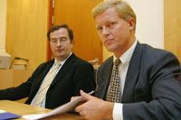FORSVARERE: Advokatene Anders Brosveet (t.v.) og advokat Bjørn Stordrange forsvarer de to eierne av Finance Credit som lørdag ble pågrepet og siktet for økonomiske misligheter. (Foto Knut Fjeldstad, SCANPIX) 