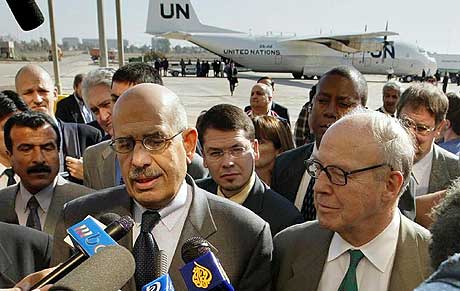 Mohamed ELBaradei, sjef for det internasjonale atomenergibyrået og Hans Blix, sjef for FNs våpeninspektører, kom til Bagdad mandag. (Foto: Reuters/Faleh Kheiber)
