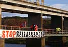 Aksjonistene fotografert med banner i Sellafield i formiddag.