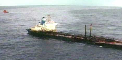 Dersom all oljen lekker ut av "Prestige" vil dobbelt så mye olje som det "Exxon Valdez" slapp ut utenfor Alaska i 1989. (Foto: EBU)