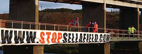 Tre norske aksjonister som tok seg inn på det britiske Sellafield-anlegget. (Foto: Stop Sellafield) 