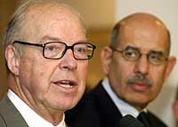Mohamed El-Baradei, lederen for Det internasjonale atomenergibyrået (IAEA) og sjefinspektør Hans Blix møtte pressen sent tirsdag kveld. (Foto: Reuters/Faleh Kheiber)