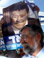 Mitzna under en valgplakat som viser Ben-Eliezer. Cohen Magen REUTERS 