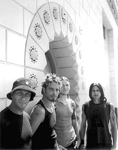 Bandet Audioslave består av Rage Against the Machine sammen med tidligere Soundgarden-vokalist Chris Cornell (nummer to fra venstre). Deres selvtitulerte debutalbum har fått en overstrømmende mottakelse. Foto: Sony / SCANPIX.