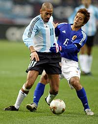Argentina slo Japan 2-0 i en landskamp onsdag 20. november. Her kjemper Argentinas Juan Sebastian Veron om ballem med Japans Takashi Fukunishi. (Foto: Reuters/Haruyoshi Yamaguchi)
