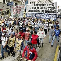 Flere hundre arbeidsledige argentinere marsjerte i protest mot et forslag om å fjerne støtte til arbeidsledige i Buenos Aires 7. november 2002. (Foto: Reuters/Enrique Marcarian)