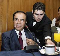 Tidligere president Carlos Menem, som styrte Argentina fra 1989 til 1999, møtte utenlandske mediekorrespondenter i Buenos Aires 28. oktober 2002. (Foto: Reuters/Enrique Marcarian)