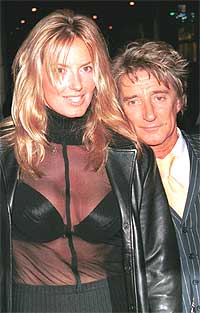 Rod Stewart er godt kjent for sine kvinneerobringer og er for tiden sammen med den engelske modellen Penny Lancaster. Foto: Robert Mora / Getty Images.