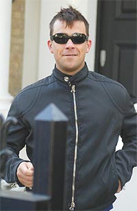 Robbie Williams utenfor hjemmet i London der Per Kristian Ottestad har vært gjest. Foto: Atkins / Getty Images.